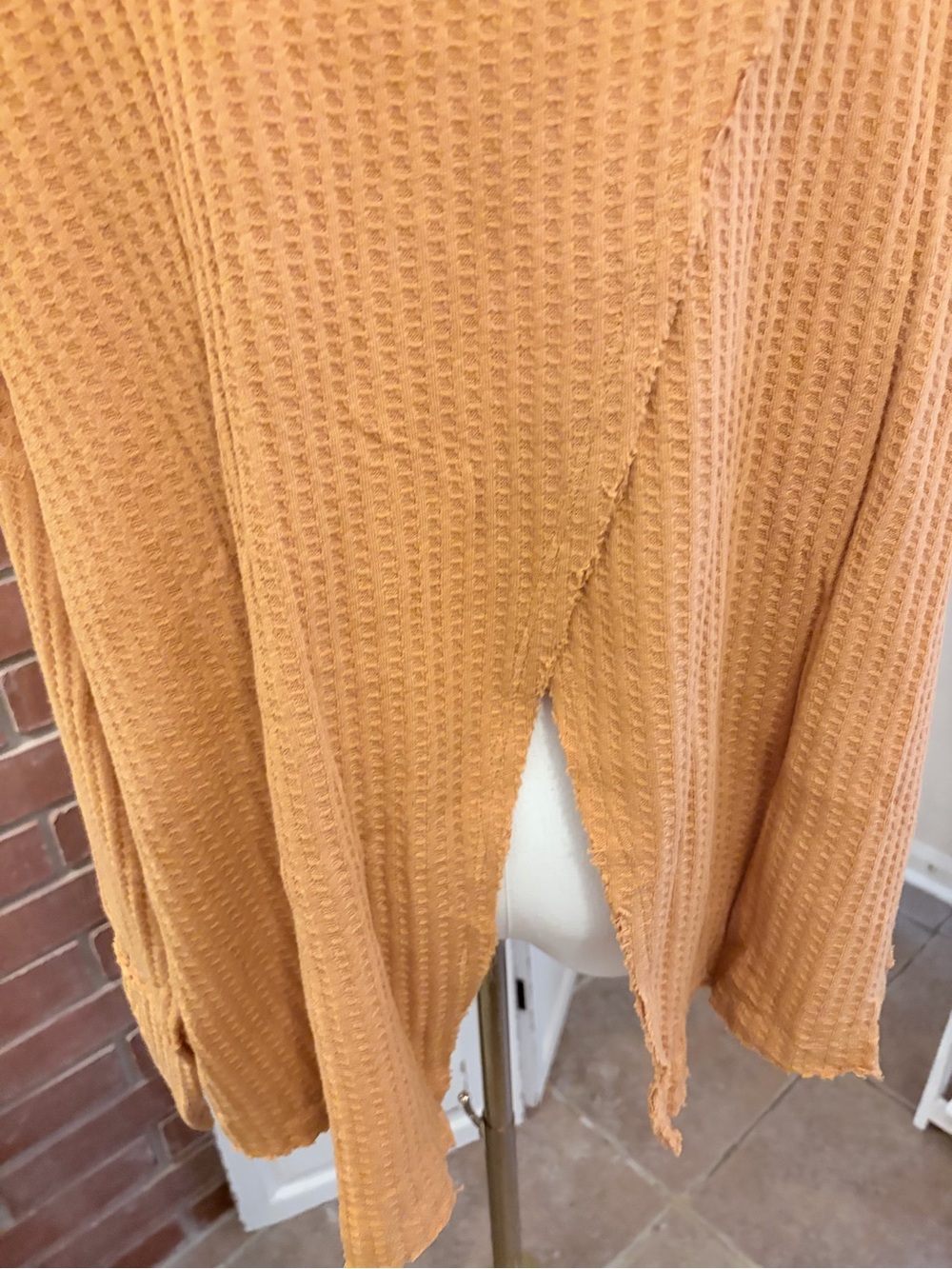 Free People Juicy Cowl Neck Waffle Thermal Top Canyon S/P Moon NWT - Picture 4 of 9